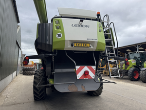 Moissonneuse-batteuse CLAAS Lexion pour la récolte du blé et du maïs avec moteur, matériel agricole d'occasion - Product Image 4