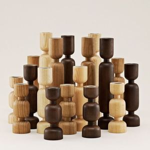 Portavelas de madera pulida que ofrece una textura superficial refinada creada a través de la artesanía de un artesano experto utilizando madera de calidad. - Product Image 2