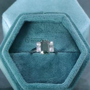 3.75 Ct Vivid Green Emerald Moissanite Bague en argent sterling 925 3 pierres Bague de fiançailles/anniversaire/cadeau d'anniversaire pour femme/elle - Product Image 2