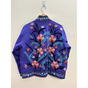 Veste réversible en coton brodée Suzani 'The Twilight Meadow' Violet Coral Bloom avec logo personnalisé, taille XL, pour l'automne et le printemps - Product Image 2