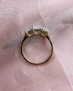 Bague solitaire en or jaune 14 carats pour femmes à la mode Design unique avec des diamants de laboratoire de clarté VVS Vente en gros directe d'usine - Product Image 3