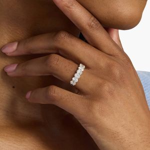 Anillo de Eternidad de Oro Amarillo para Mujer con Diamantes Redondos de Corte Brillante en Engaste de Puntas, Estilo Clásico - Product Image 2