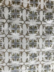 ผ้าฝ้ายพิมพ์ลายด้วยมือ สีเขียวมะกอก น้ำตาล และเทา ลายดอกไม้และเรขาคณิตบนพื้นผ้าสีธรรมชาติ - Product Image 2