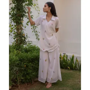 Ensemble de deux pièces en georgette florale blanche Elle, tenue courte avec motif floral et style élégant, tailles XS-XL - Product Image 2