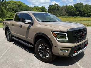 Nissan Titan PRO-4X Usado, Cabina Doble, 4x4, Asientos de Cuero, Paquete Eléctrico, Navegación Bluetooth, Rines Premium R18, ACC, Volante a la Izquierda, Color Oscuro - Product Image 5