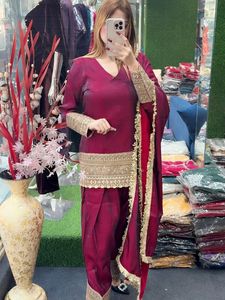 Ensemble Kurti Farshi en soie Fendy de haute qualité avec broderie détaillée et travail de sequins, et dupatta – Tenue prête-à-porter haut de gamme - Product Image 2