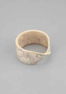 Bracelet manchette en résine avec breloques fleurs et bois pour la vente de produits artisanaux - Product Image 3