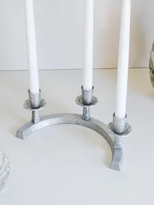 Candelero de aluminio forjado a mano Soporte de vela triple Decoración de mesa Exhibición de velas de metal de estilo antiguo - Product Image 2