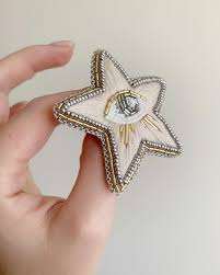 Broche de broderie à la main de fil de lingot de citrouille de chine avec une finition lisse et une déclaration de mode de qualité faite à la main - Product Image 4