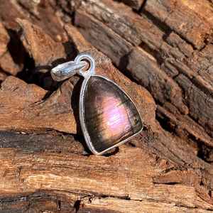 Pendentif en labradorite violette, fait main, collier en argent sterling 925, bijoux pour femme, cadeau - Product Image 2