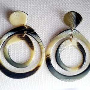 "Boucles d'oreilles en corne de buffle faites à la main, corne naturelle, résine, bois et laiton ensemble de boucles d'oreilles rectangulaires noires | Bijoux uniques en matériaux mixtes - Product Image 3