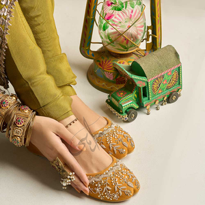 รองเท้าบัลเล่ต์ปักลายทำมือแบบสั่งทำพิเศษ หน้าผ้ากำมะหยี่ ซับในหนังเทียมพิมพ์ลาย กันน้ำ น้ำหนักเบา ดีไซน์หรูหราสำหรับผู้หญิง - Product Image 2