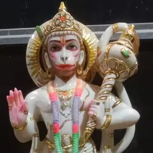 Estátua de mármore pura branca de Bala Ji Hanuman, graciosos Lord Hanuman Ji, estátua de pé com Gada e Sanjivani Parvat para o templo de adoração