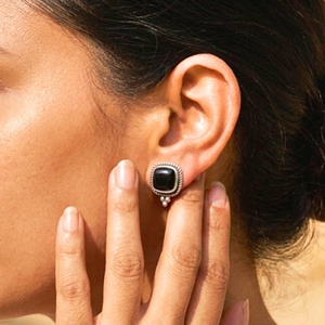 Boucles d'oreilles en argent sterling et onyx noir, clous d'oreilles faits main en forme de coussin, bijoux minimalistes en pierres précieuses - Product Image 4