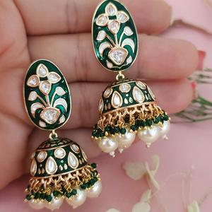 Pendientes de Lujo con Acabado Plateado y Piedras de Circonita Cúbica de la Mejor Calidad para Mujeres y Niñas, Colección para Bodas y Fiestas - Product Image 1