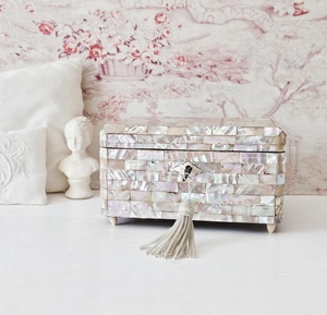 Joyero de tela de terciopelo de lujo elegante Almacenamiento de anillos para bodas y compromisos - Product Image 1