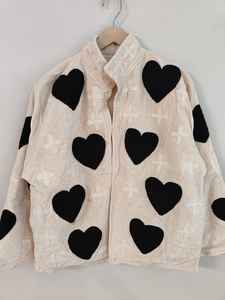 เสื้อแจ็คเก็ตผ้ากำมะหยี่ปักลายหัวใจสีดำ งานแฮนด์เมด ลายหัวใจสีแดงและกางเขน เสื้อโค้ทสไตล์โบฮีเมียน เสื้อแจ็คเก็ตสไตล์ศิลปะ - Product Image 2