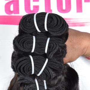 Extensions de cheveux humains bouclés de temple indien, qualité supérieure, produit soigné, texture douce et soyeuse, longues, disponibles à la vente - Product Image 1