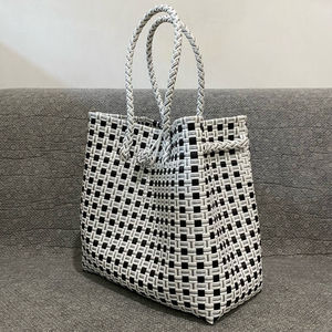 Nouveau style de sacs fourre-tout personnalisés Sacs à main pour femmes Mode adulte élégante Matière plastique recyclée dans le tissage en Indonésie - Product Image 1