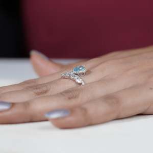 Ensemble de bijoux fins pour femme certifié IGI, avec bague halo en diamant bleu fantaisie taille poire et alliance à sertissage griffe chevron marquise - Product Image 6