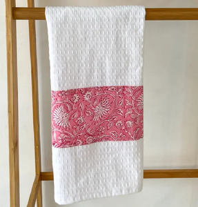 Serviette de cuisine en coton à motif floral rose, tissage gaufré, unique, disponible à prix de gros - Product Image 1