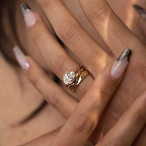 Bague Moissanite de 2 carats plaquée or 10 carats de qualité supérieure coupe ronde VVS2 luxe unisexe en vente en gros - Product Image 1