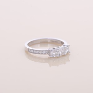 Bague de fiançailles et de mariage en diamant taille princesse certifiée IGI, trois pierres, avec bande pavée en or blanc/rose/jaune 14 carats - Product Image 6