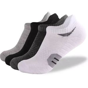 Vente en gros de chaussettes unisexes en coton pour le printemps de créateurs du fabricant OEM techniques de tricot noir avec logo personnalisé - Product Image 1