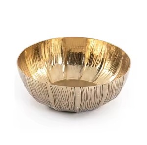 Bol de service en métal de luxe avec une finition plaquée or de qualité supérieure, parfait pour les restaurants haut de gamme et les présentations culinaires - Product Image 1