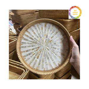 Plateau en rotin bohème avec accents de perles pour fruits et aliments. - Product Image 1