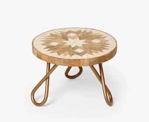 Les supports à gâteaux en bois antique et en métal personnalisés s'harmonisent parfaitement avec les ustensiles métalliques, créant une configuration de service cohérente. - Product Image 5