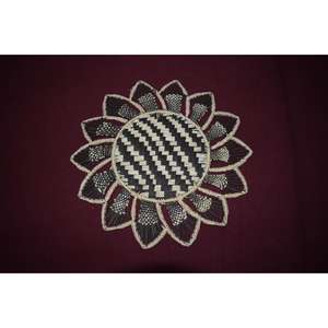 Napperon de table de luxe brodé fait main avec cadre métallique et raphia, provenant d'un exportateur indien - Product Image 1