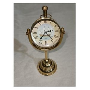 Nouvelle conception d'horloge de table en laiton poli avec un thème d'amour - Product Image 1