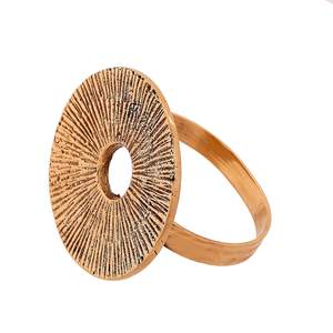 Anneau de serviette rond texturé en or, design métallique artisanal pour une présentation de table moderne et élégante - Product Image 1