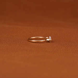 Anillo de Compromiso de Diseño Elegante y Moderno con Diamante Cultivado en Laboratorio con Corte Marquesa en Engaste de Bisel, Oro Amarillo de 14 Quilates - Product Image 5