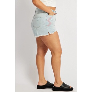 Pantalones cortos de mezclilla con dobladillo crudo desgastado de cintura alta para mujer, tela elástica transpirable, botón de tachuela, cinturón, bucles, bolsillos, verano, servicio OEM - Product Image 2
