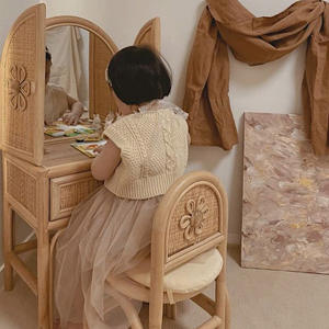 Tocador infantil con espejo, mesa de maquillaje de ratán natural y silla para niños, armario, vestidor - Product Image 6