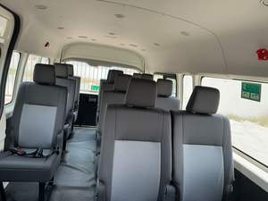 Casi Nueva, Como Nueva y a un Precio Increíble: Minivan T-Y HIACE DX 2.0L de 13 Plazas, Año 2025 - Product Image 4