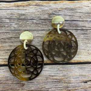 Boucles d'oreilles en corne de buffle 100 % artisanales de qualité supérieure, durables, imitation antique, design rond, pour la décoration intérieure et les cadeaux d'affaires - Product Image 2