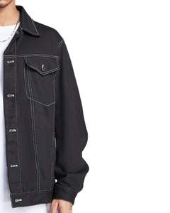 Veste en jean noire pour homme avec surpiqûres contrastées blanches, boutonnée, poches classiques, style streetwear décontracté - Product Image 2