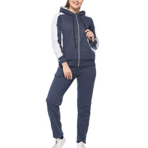 Ensemble de survêtement élégant à la texture lisse et au design streetwear moderne Survêtement de qualité supérieure à la coupe décontractée - Product Image 1