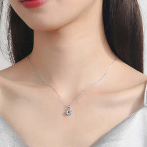 Colgante Clásico Solitario Zarkan de Plata 925 con Forma de Gota de Agua en Oro de 18k, Rodio, Diamante, Esmeralda, Amatista, Circonita y Cadenas de Oro - Product Image 1