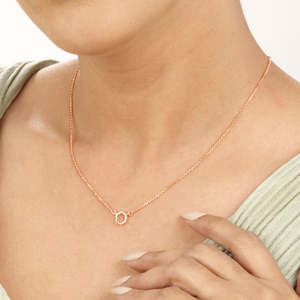 Collar Moderno de Cadena Figaro Dorada con Colgante de Corazón Geométrico y Perla de Agua Dulce - Product Image 2