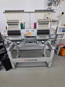 เครื่องปักผ้าอุตสาหกรรมแบบสองหัว หน้าจอสัมผัส LCD หลายเข็ม สำหรับการผลิตเสื้อผ้า - Product Image 2