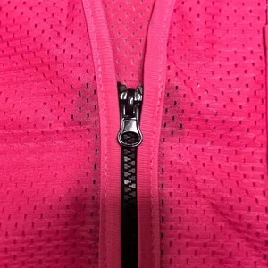 เสื้อกั๊กสะท้อนแสงสำหรับงานกลางแจ้งแบบกันน้ำ ระดับ ANSI Class 1 ปี 2025 ปรับแต่งได้ ระบายอากาศได้ดี สำหรับผู้หญิง สีชมพู พร้อมโลโก้ 100% - Product Image 4