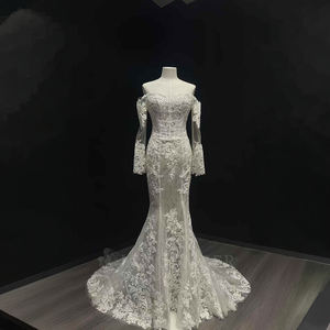 Robe de mariée sirène moderne exclusive NT95, coupe ajustée, en dentelle ivoire, avec illusion de décolleté cœur et traîne chapelle - Product Image 1