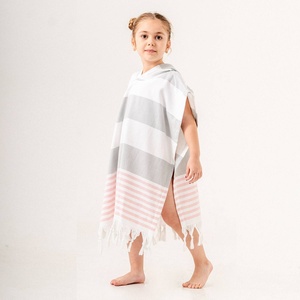 Poncho de bain à capuche pour enfants en gros - Rayures marines 100% coton turc, fournisseur OEM pour la plage, la natation et le surf - Product Image 6
