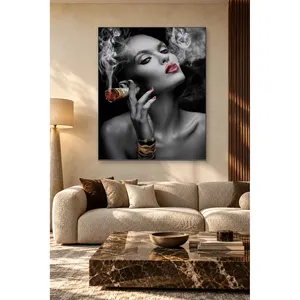Impression sur toile Fida : Femme noire et blanche aux lèvres rouges et cigare dollar - Product Image 5