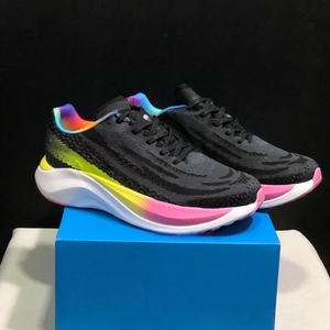 Chaussures de sport respirantes ultra-légères pour la course à pied, décontractées, en carbone, avec semelle épaisse, style tendance pour la marche en plein air - Product Image 1