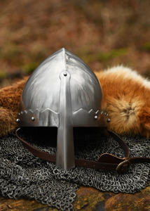 Casque Viking Nordique Entièrement en Métal avec Finition Antique pour la Décoration Intérieure, les Accessoires de Costume, les Présentations et les Expositions - Product Image 2